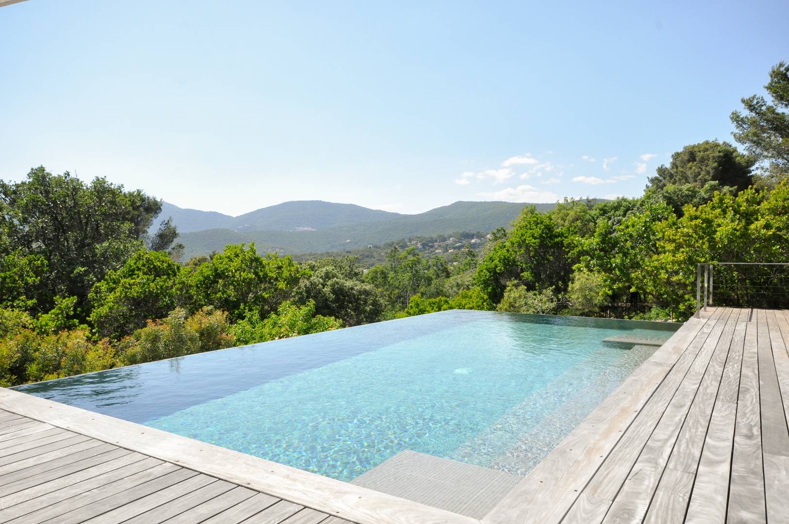 For rent Detached villa with pool and superb views of the vineyards